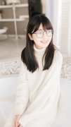 清純眼鏡妹居家寫真手機壁紙