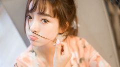 白皙美女居家甜美寫真寬屏壁紙