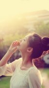 陽光下的清新美女手機鎖屏壁紙