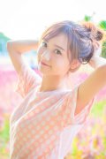 鄰家女孩丸子頭可愛寫真手機壁紙