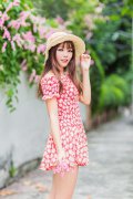 清純美女碎花裙戶外旅拍手機(jī)壁紙