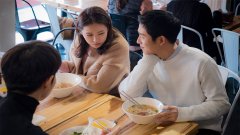 《經(jīng)常請(qǐng)吃飯的漂亮姐姐》劇照桌面壁紙