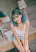 穿緊身短褲的染發(fā)少女壁紙