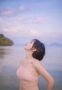 短發(fā)女孩粉色比基尼海邊性感圖片壁紙