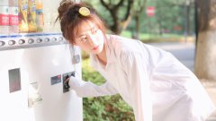 俏皮白襯衫美女電腦壁紙