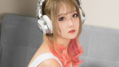 耳機(jī)貓女郎甜美電腦壁紙