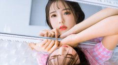 粉色格子裙清秀美女電腦壁紙